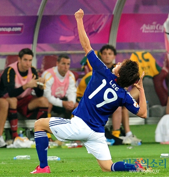 아시아컵에서 우승한 일본팀의 이충성이 골을 넣을 후 화살세러모니를 선보이고 있다 -출처: 민중의 소리