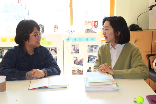 어린이 문화를 가꾸는 사람들 인터뷰를 하고 있는 최미환, 김소원 선생님